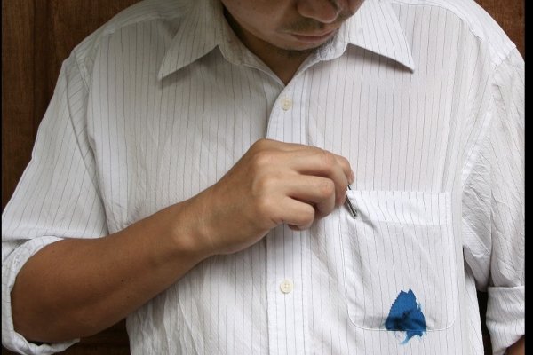 Beyaz gömlekteki mürekkep lekesi nasıl çıkar? Beyaz gömlek, tişört ve diğer giysilerde mürekkep lekesi çıkarma yolları nelerdir?